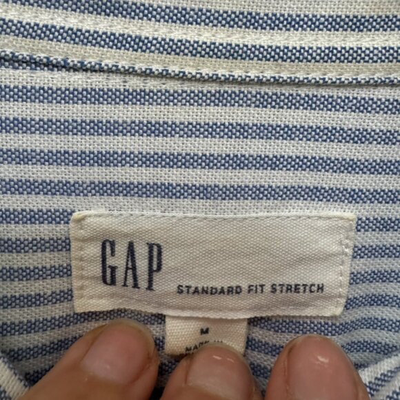 GAP Oxford Shirt in Standard Fit Blue & White Stripes in Medium - Picture 6 of 7